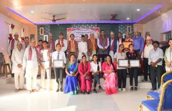 १६ औं रास्ट्रिय पुस्तकालय दिवसको अवसरमा पुस्तकालयद्वारा आयोजित कविता प्रतियोगिता र हाजिरीजवाफ प्रतियोगितामा बिजयी बिद्यार्थीहरु पुरस्कार ग्रहण पश्चात् सामुहिक तस्विर खिच्दै ।