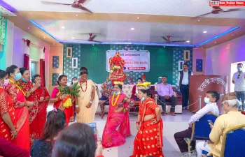 १४ औं पुस्तकालय दिवस समारोहमा गौरा पर्वमा देखाइने कलात्मक नृत्य प्रस्तुत गर्नुहुदै महिलाहरु ।