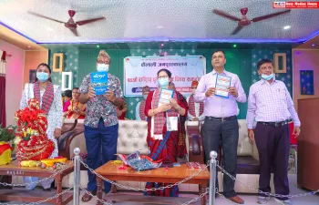 पुस्तकालयको साहित्यिक मुखपत्र " मालिका" को १५ अङ्क बिमोचन गर्नुहुदै सुदूरपश्चिम प्रदेश सरकारका आन्तरिक मामिला मन्त्री पुर्णा जोशी । 